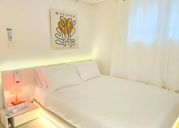 Gangnam & Sinnonhyeon Beauty Shopping 3br 4 Queen Beds Max 8 * Seoel