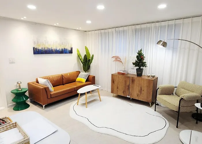Gangnam & Sinnonhyeon Beauty Shopping 3br 4 Queen Beds Max 8 Seoel