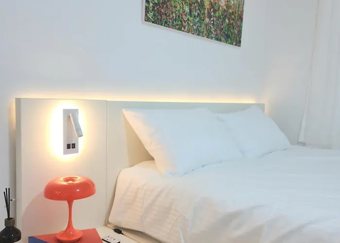 Gangnam & Sinnonhyeon Beauty Shopping 3br 4 Queen Beds Max 8 Seoel