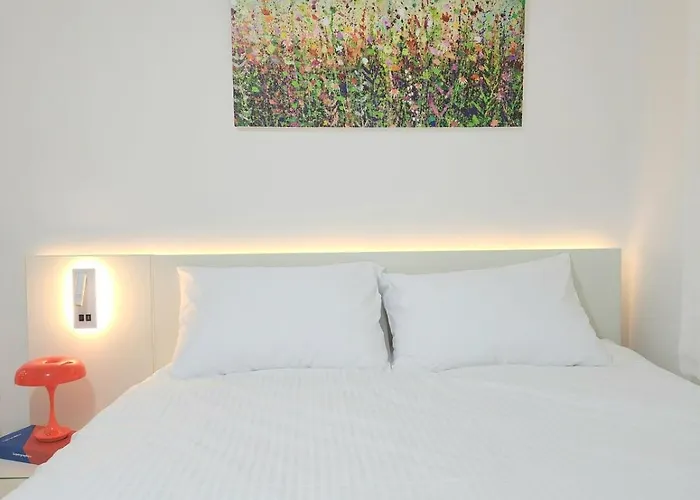 Gangnam & Sinnonhyeon Beauty Shopping 3br 4 Queen Beds Max 8 Seoel
